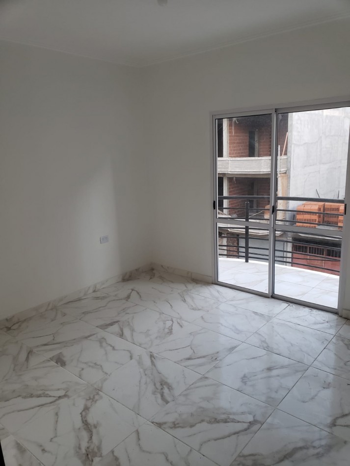 EN ALQUILER DEPARTAMENTO 3 AMBIENTES CON PATIO EN VILLA CELINA.