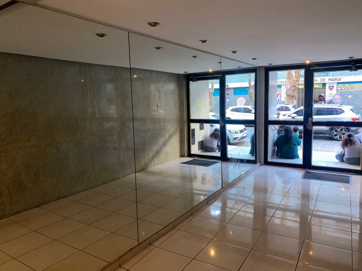 EN VENTA DPTO 3 AMBIENTES AL FRENTE CON BALCON EN PALERMO.