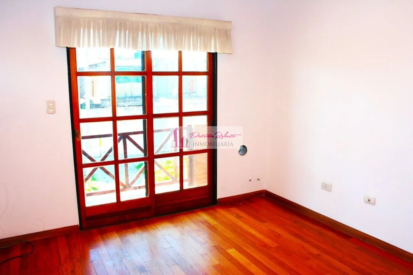 EN VENTA CASA TRIPLEX 4 AMBIENTES TAPIALES