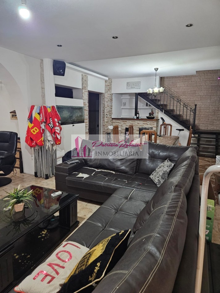 EN VENTA CASA 4 AMBIENTES CON PISCINA, PATIO, TERRAZA Y GARAGE VILLA MADERO