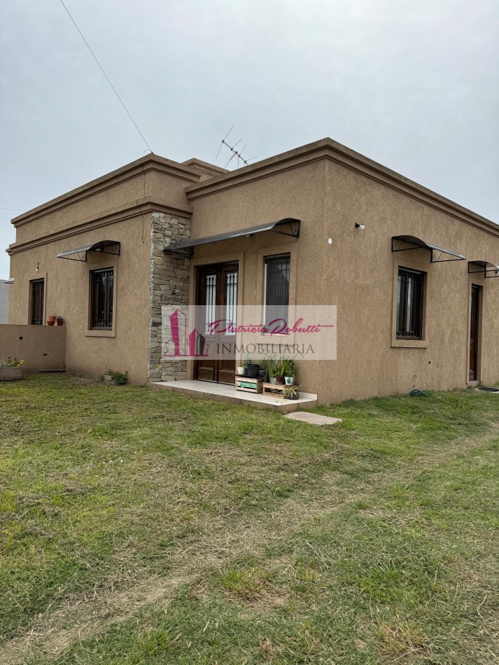 EN VENTA CASA 3 AMBIENTES CON LOTE ESTILO COLONIAL EN CAÑUELAS.
