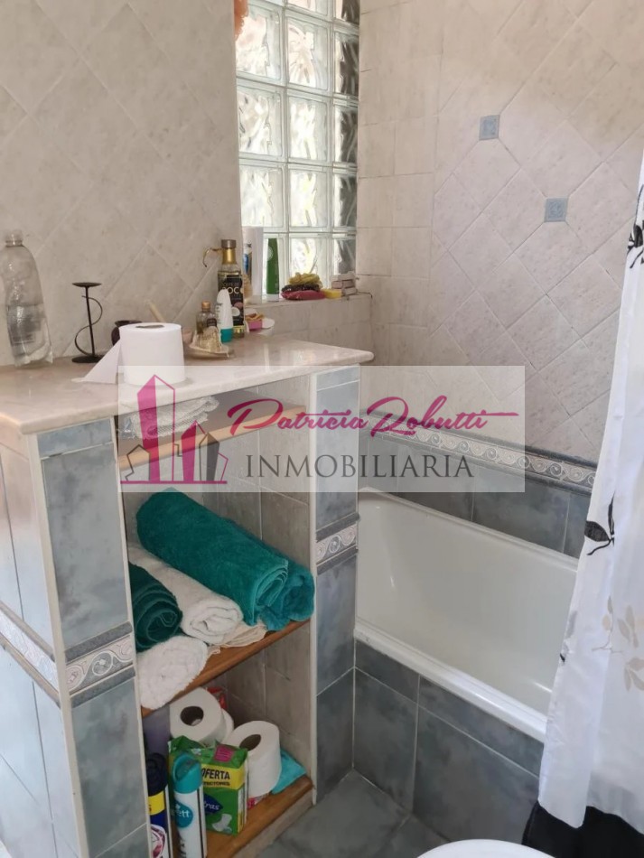 EN VENTA CASA 4 AMBIENTES EN VILLA LUGANO.