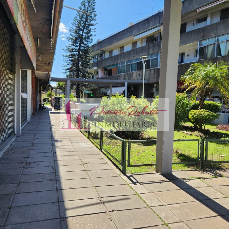 EN VENTA DEPARTAMENTO 3 AMBIENTES CON PATIO EN CENTRO COMERCIAL VILLA CELINA.