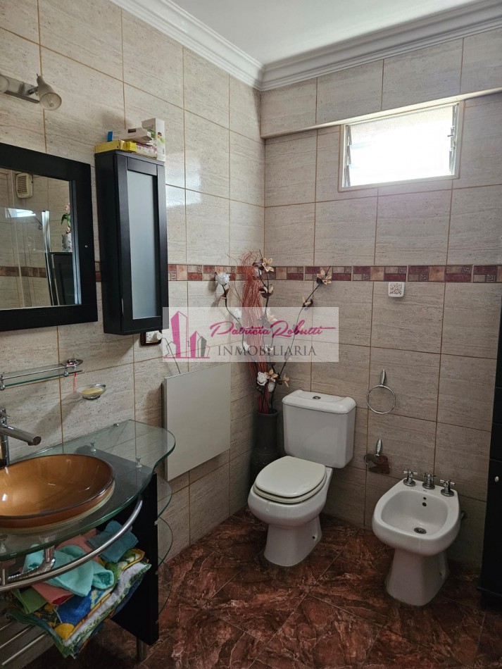 EN VENTA CASA 4 AMBIENTES CON PISCINA, PATIO, TERRAZA Y GARAGE VILLA MADERO