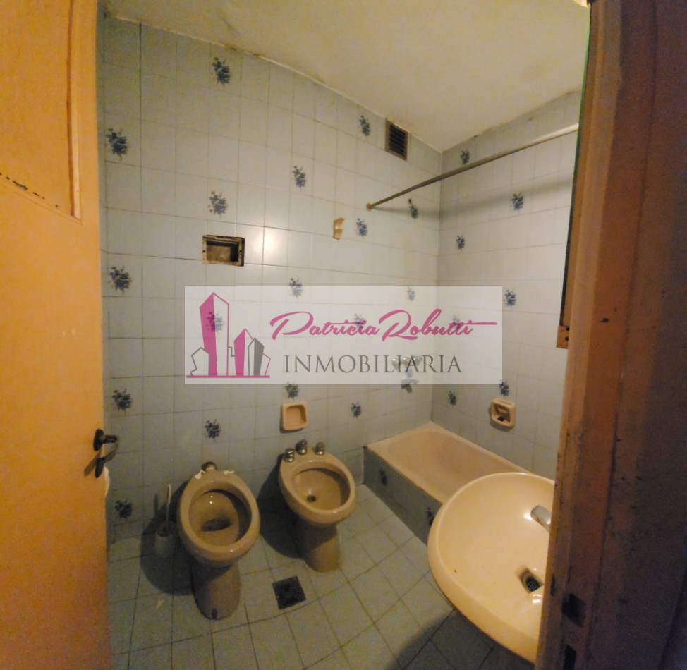 EN VENTA DEPARTAMENTO 3 AMBIENTES CON PATIO EN CENTRO COMERCIAL VILLA CELINA.