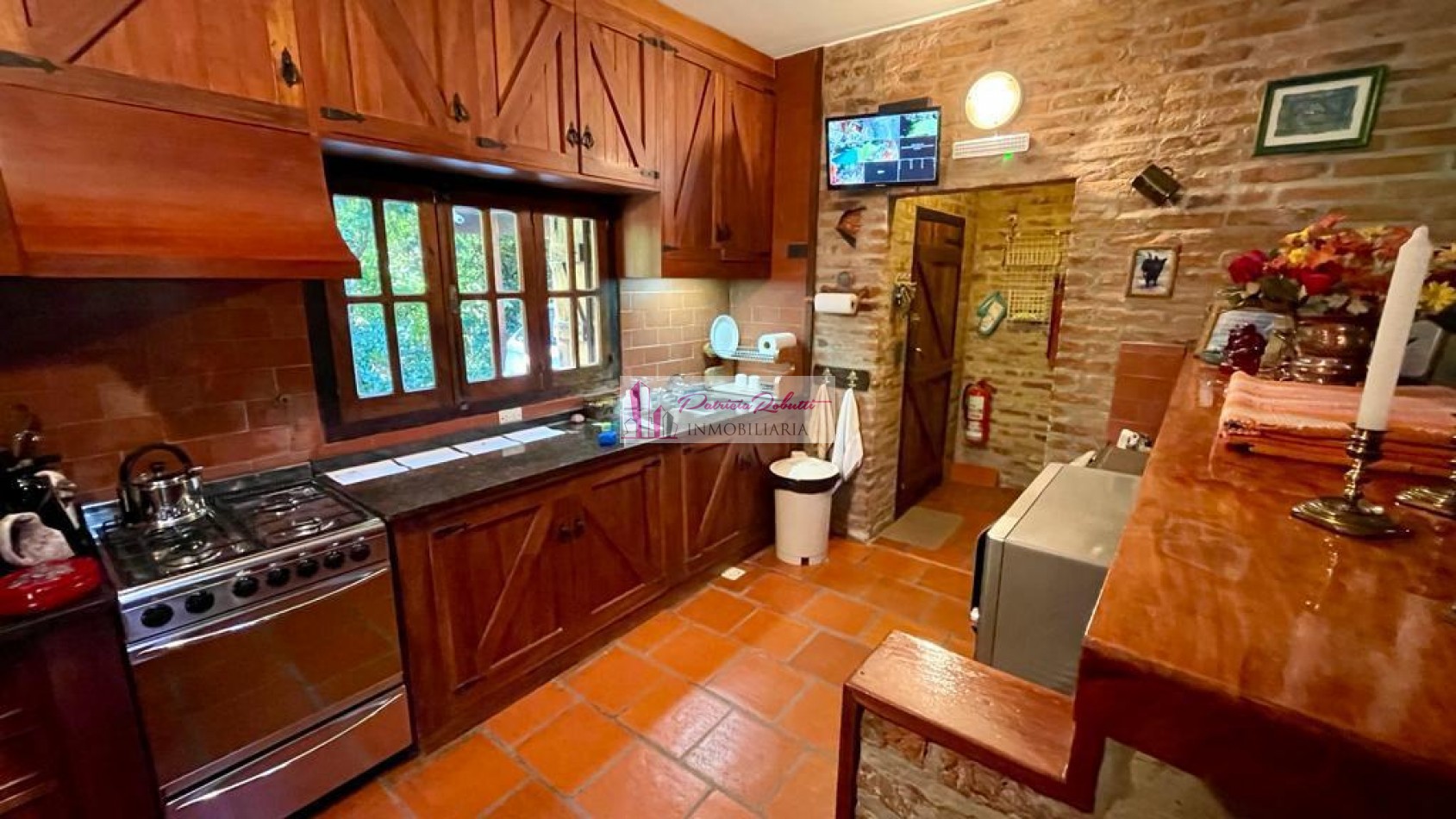 SE VENDE CASA 5 AMBIENTES CON PARQUE, PISCINA, CASA DE HUESPED GRAL. RODRIGUEZ
