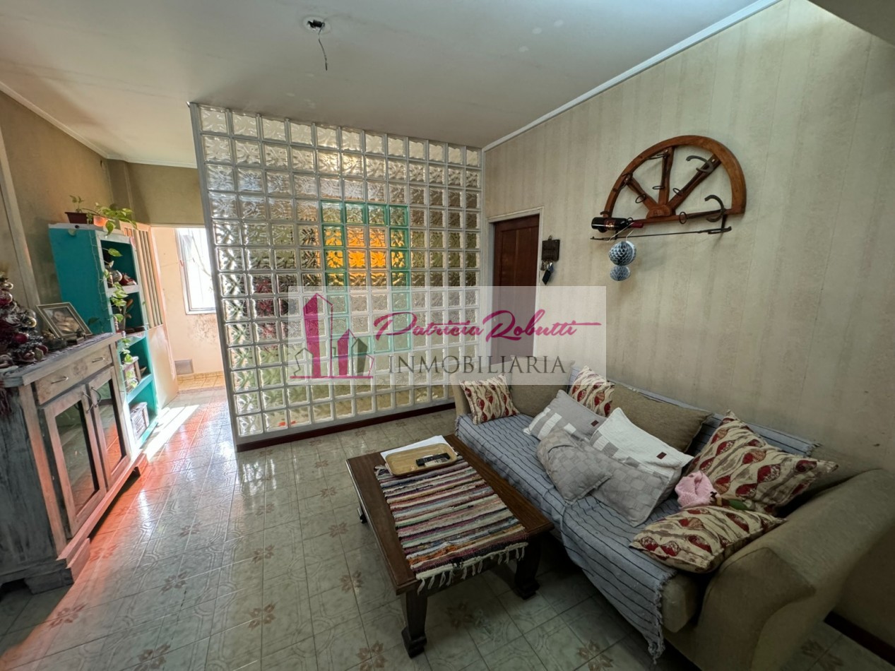EN VENTA CASA MULTIFAMILIAR 6 AMBIENTES DISTRIBUIDA EN 2 CASAS VILLA INSUPERABLE.
