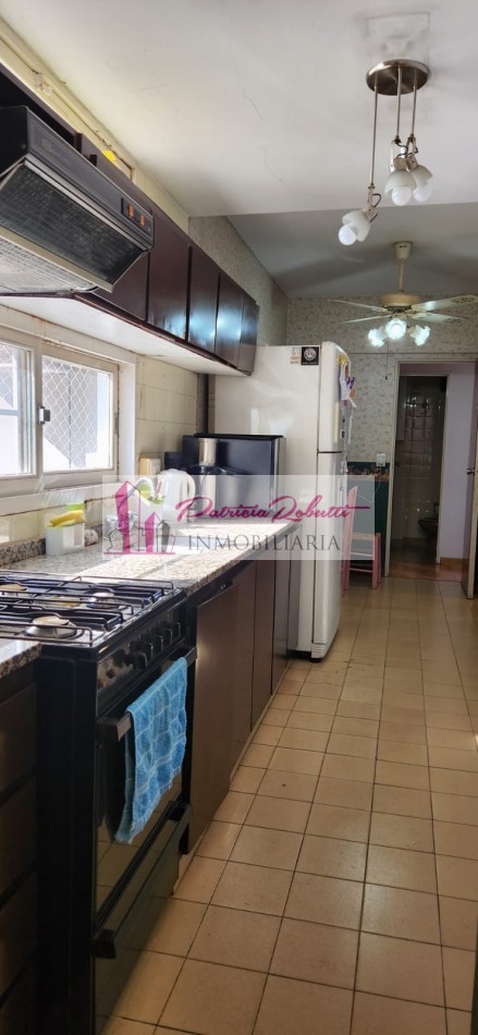 EN VENTA DEPARTAMENTO 4 AMBIENTES CON DEPENDENCIA Y COCHERA