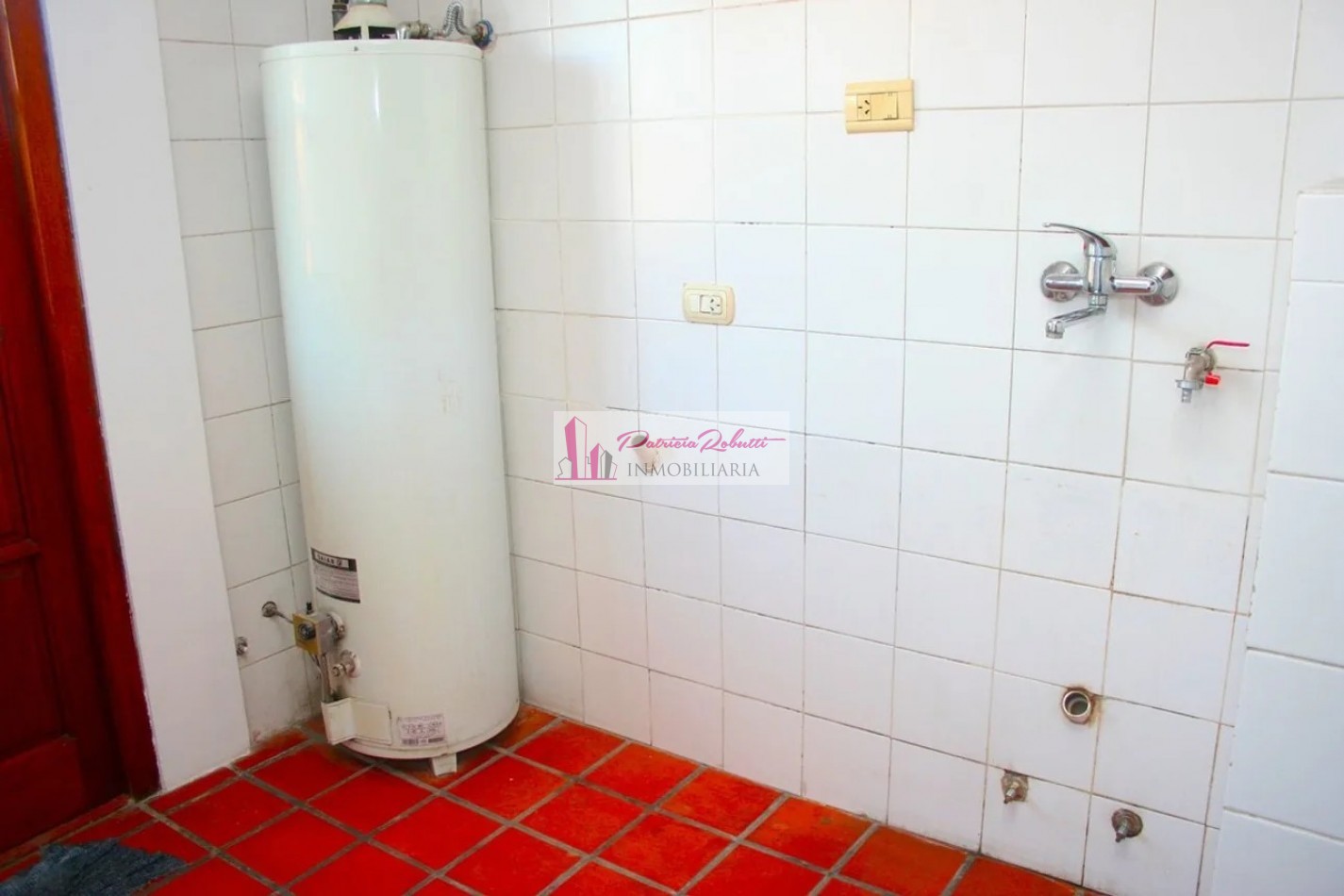 EN VENTA CASA TRIPLEX 4 AMBIENTES TAPIALES