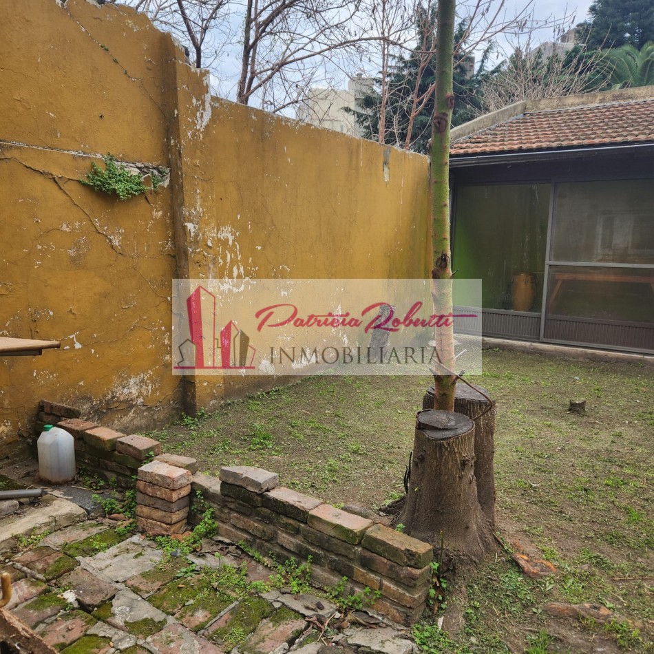 EN VENTA CASA 5 AMBIENTES CON GARAGE Y PARQUE EN VILLA LUGANO- LOTE 8.66 X 31 OPORTUNIDAD!!