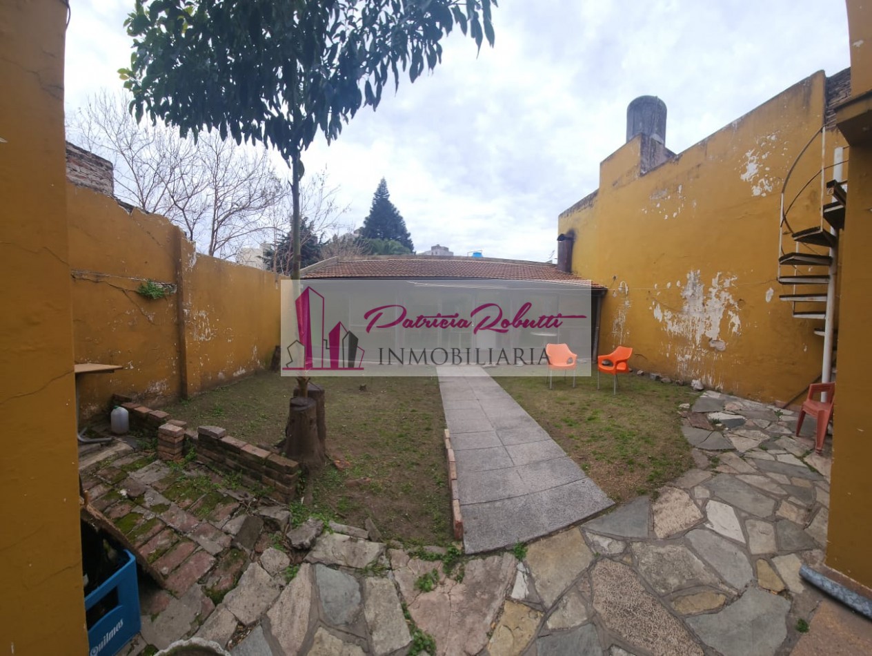 EN VENTA CASA 5 AMBIENTES CON GARAGE Y PARQUE EN VILLA LUGANO- LOTE 8.66 X 31 OPORTUNIDAD!!