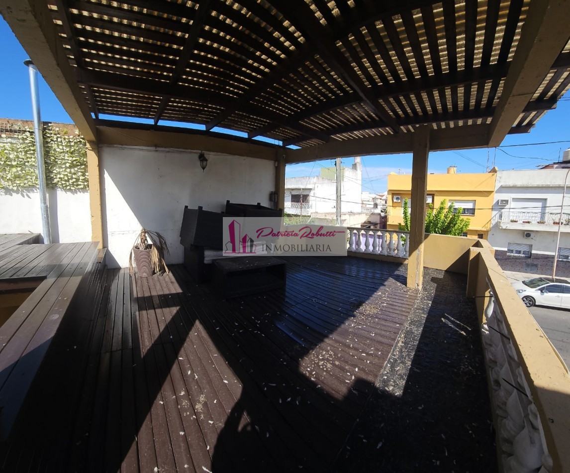 EN VENTA CASA 4 AMBIENTES CON PISCINA, PATIO, TERRAZA Y GARAGE VILLA MADERO
