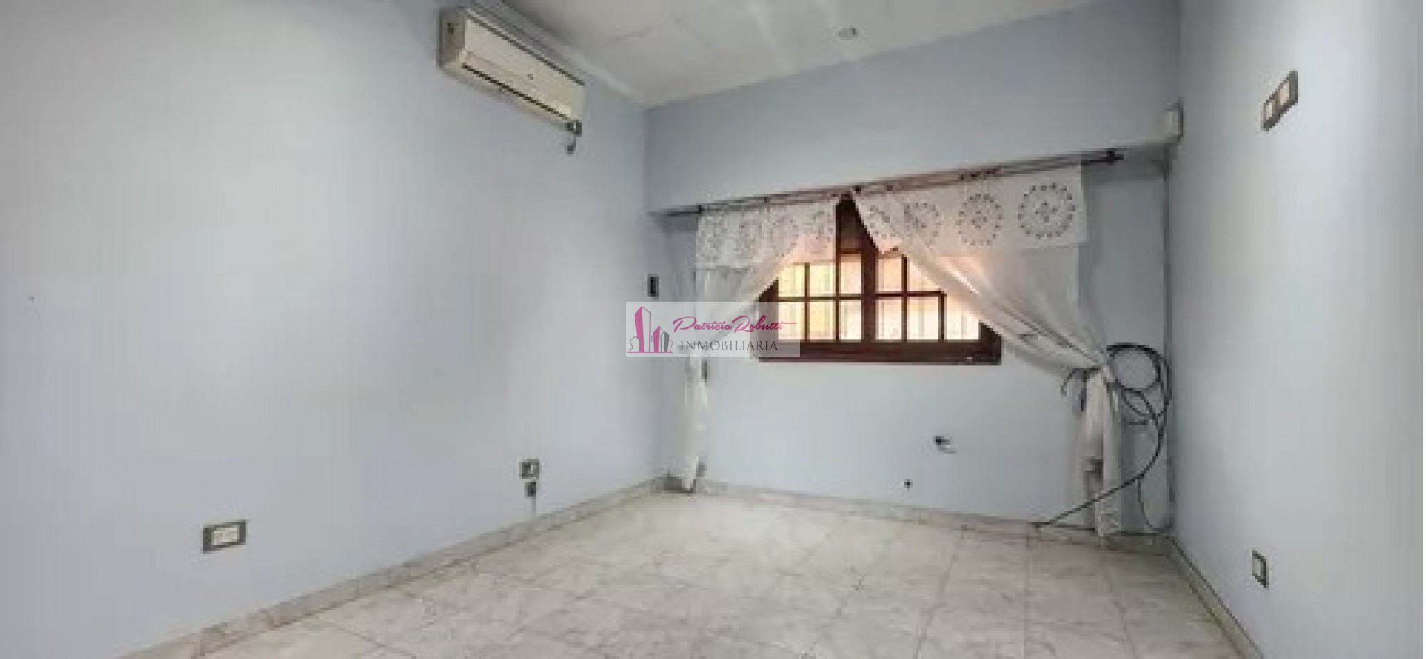 SE VENDE CASA 3 AMBIENTES CON GARAGE Y PARQUE TAPIALES