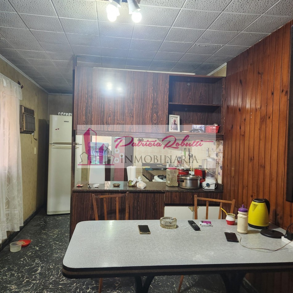 EN VENTA CASA 5 AMBIENTES CON GARAGE Y PARQUE EN VILLA LUGANO- LOTE 8.66 X 31 OPORTUNIDAD!!