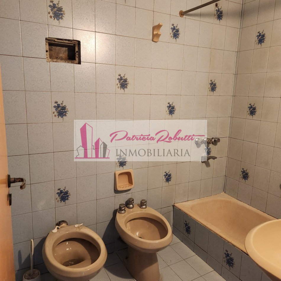 EN VENTA DEPARTAMENTO 3 AMBIENTES CON PATIO EN CENTRO COMERCIAL VILLA CELINA.