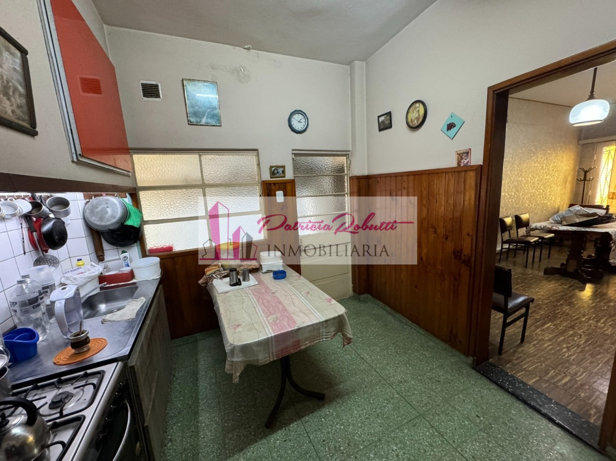 EN VENTA CASA MULTIFAMILIAR 6 AMBIENTES DISTRIBUIDA EN 2 CASAS VILLA INSUPERABLE.