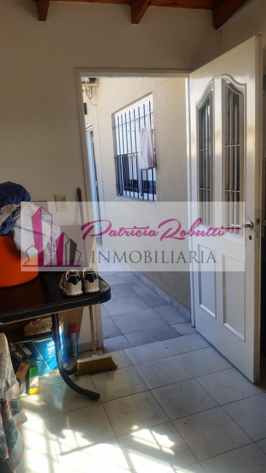 EN VENTA CASA 6 AMBIENTES EN LA TABLADA.