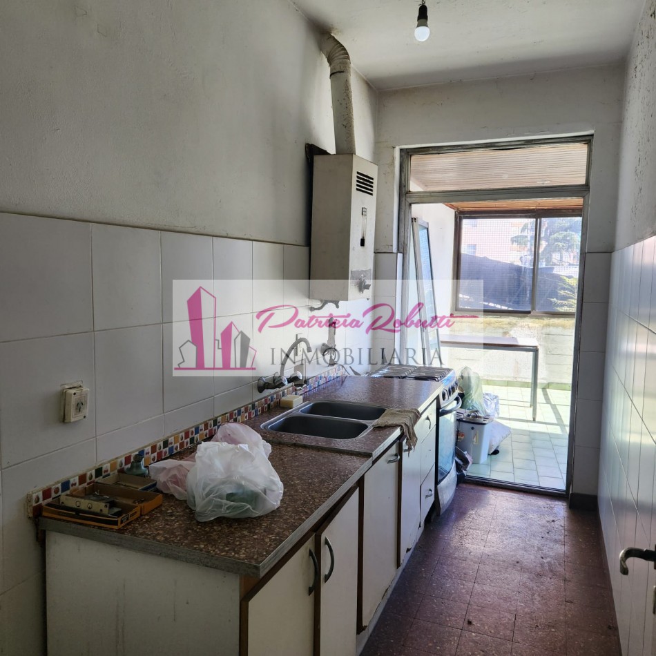 EN VENTA DEPARTAMENTO 3 AMBIENTES CON PATIO EN CENTRO COMERCIAL VILLA CELINA.