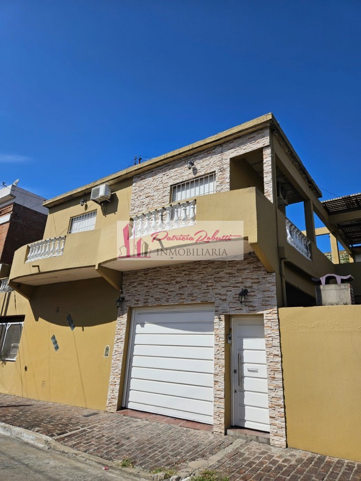 EN VENTA CASA 4 AMBIENTES CON PISCINA, PATIO, TERRAZA Y GARAGE VILLA MADERO