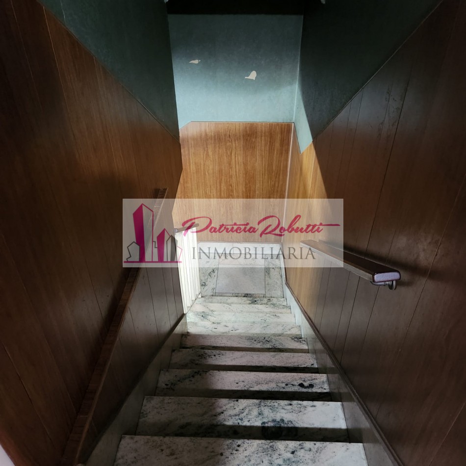 EN VENTA CASA 5 AMBIENTES CON GARAGE Y PARQUE EN VILLA LUGANO- LOTE 8.66 X 31 OPORTUNIDAD!!