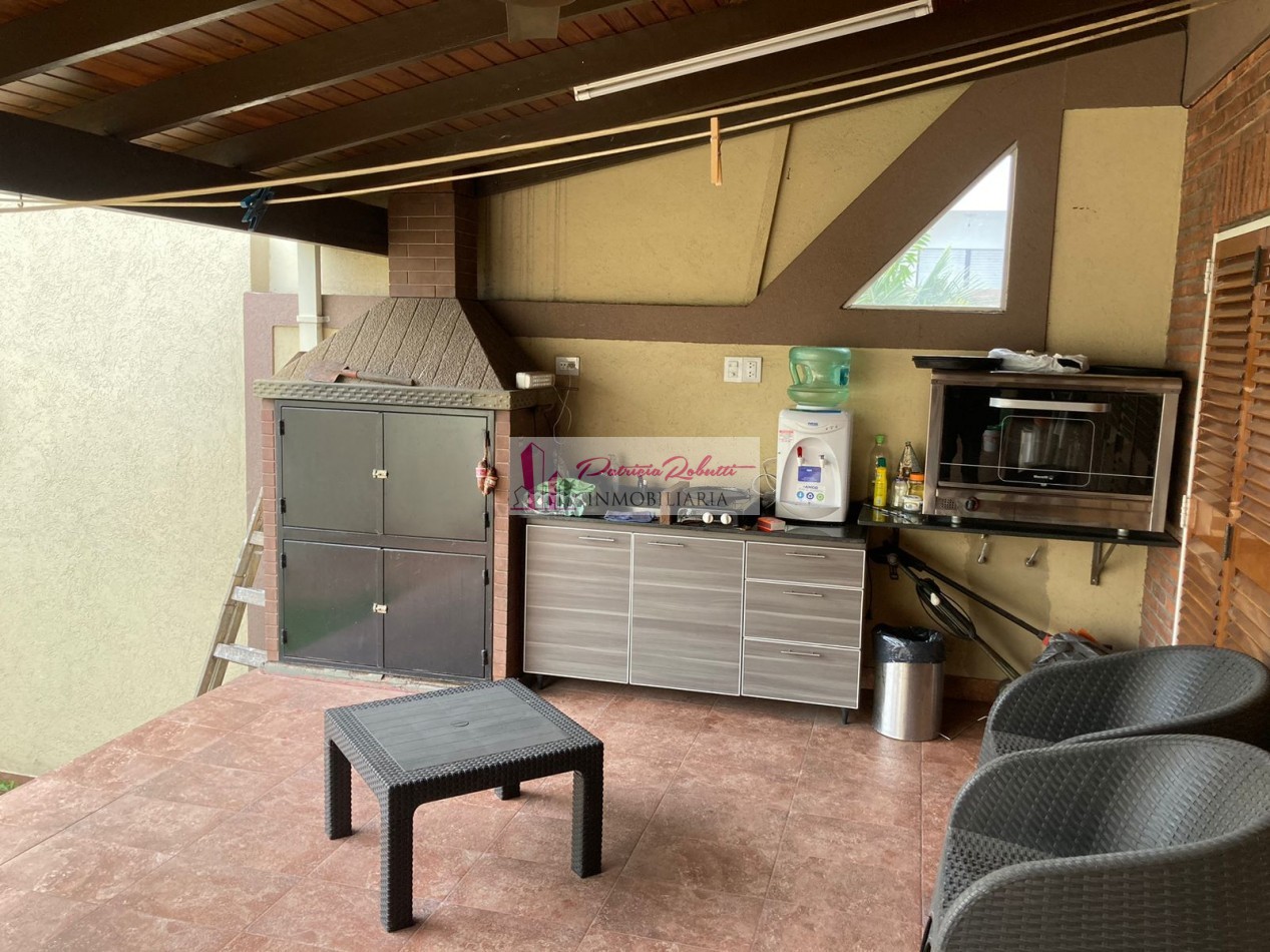 EN VENTA HERMOSA CASA 4 AMBIENTES CON GARAGE, JARDIN, QUINCHO Y PATIO SAN JUSTO