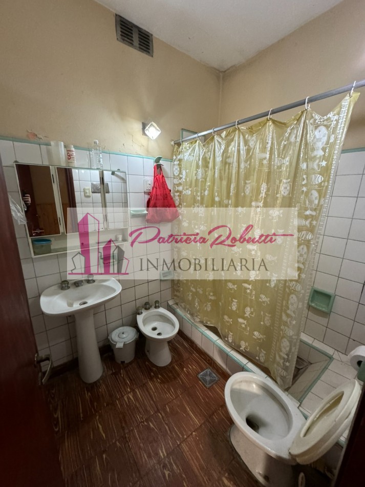 EN VENTA CASA MULTIFAMILIAR 6 AMBIENTES DISTRIBUIDA EN 2 CASAS VILLA INSUPERABLE.