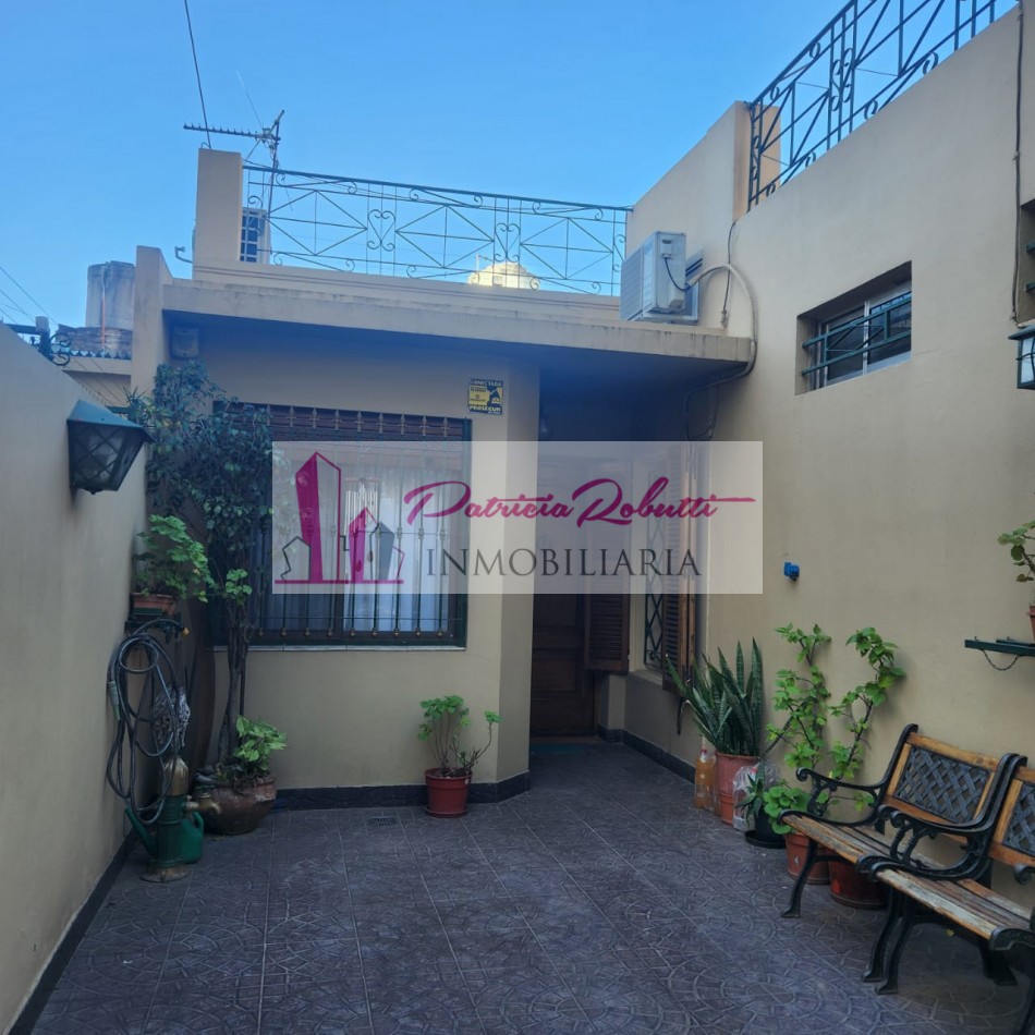 EN VENTA CASA 3 + 2 AMBIENTES EN VILLA LUGANO- LOTE 8.66 X 21.35- MULTIFAMILIAR 