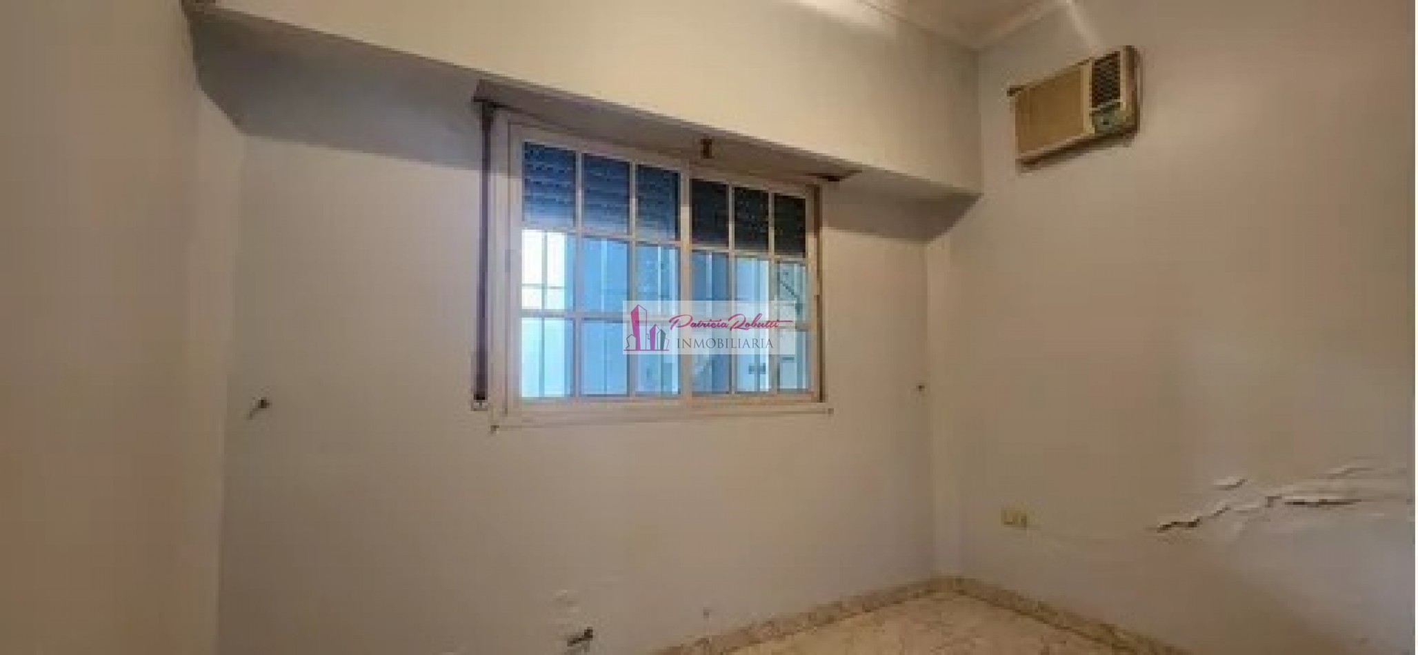 SE VENDE CASA 3 AMBIENTES CON GARAGE Y PARQUE TAPIALES