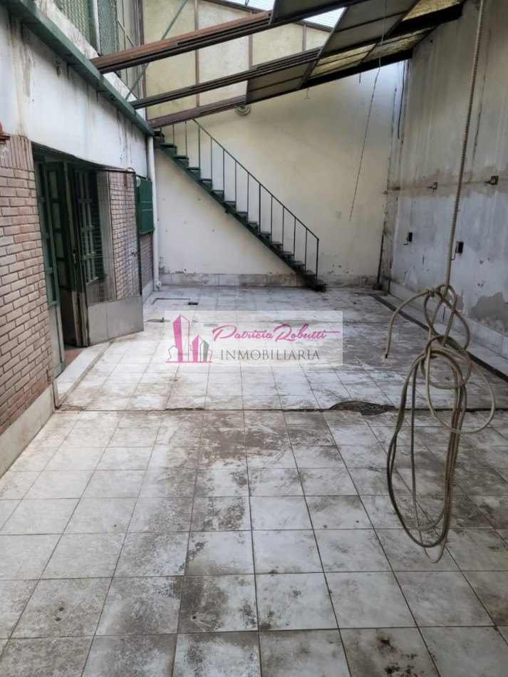 EN VENTA CASA 6 AMBIENTES A REFACCIONAR EN FLORES