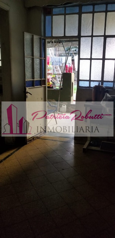 EN VENTA CASA 4 AMBIENTES EN VILLA LUGANO.