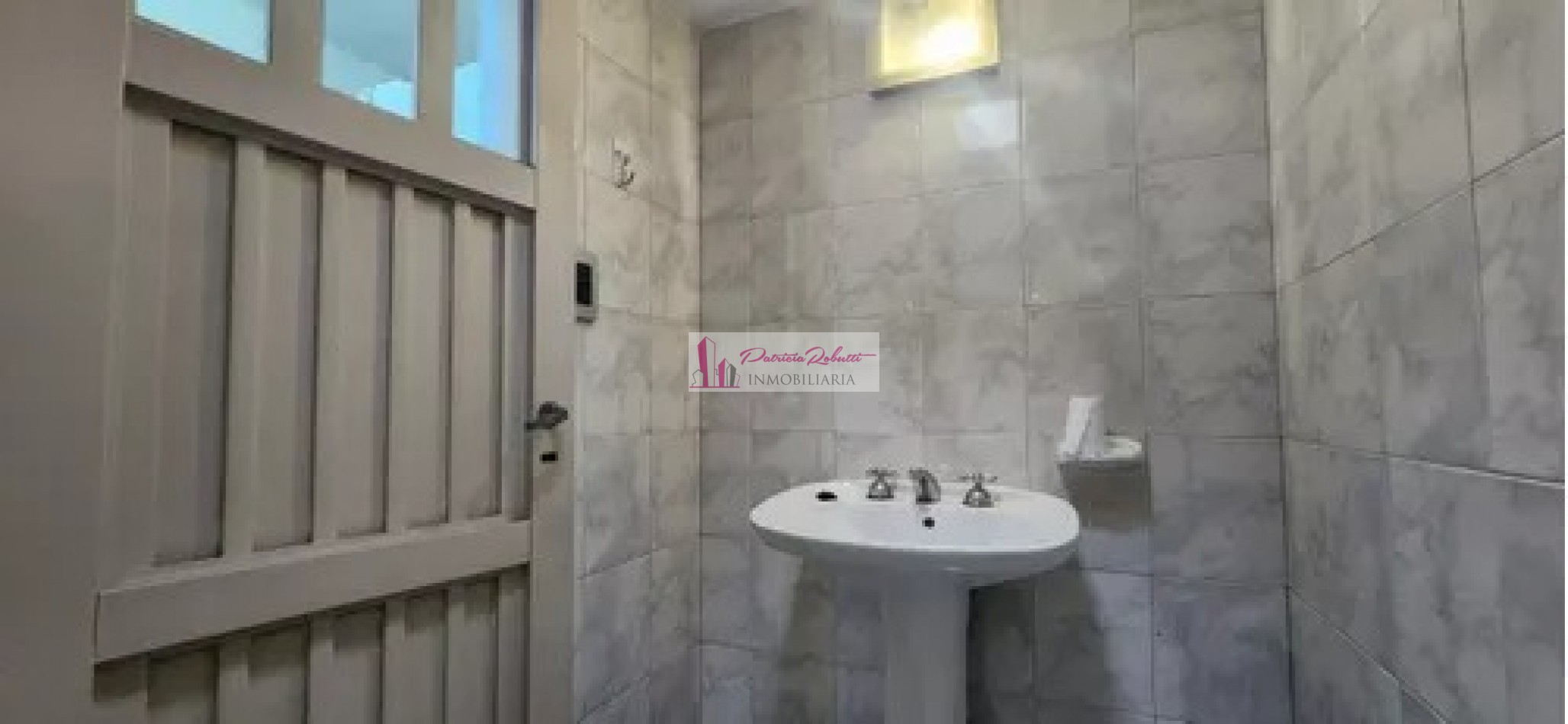 SE VENDE CASA 3 AMBIENTES CON GARAGE Y PARQUE TAPIALES
