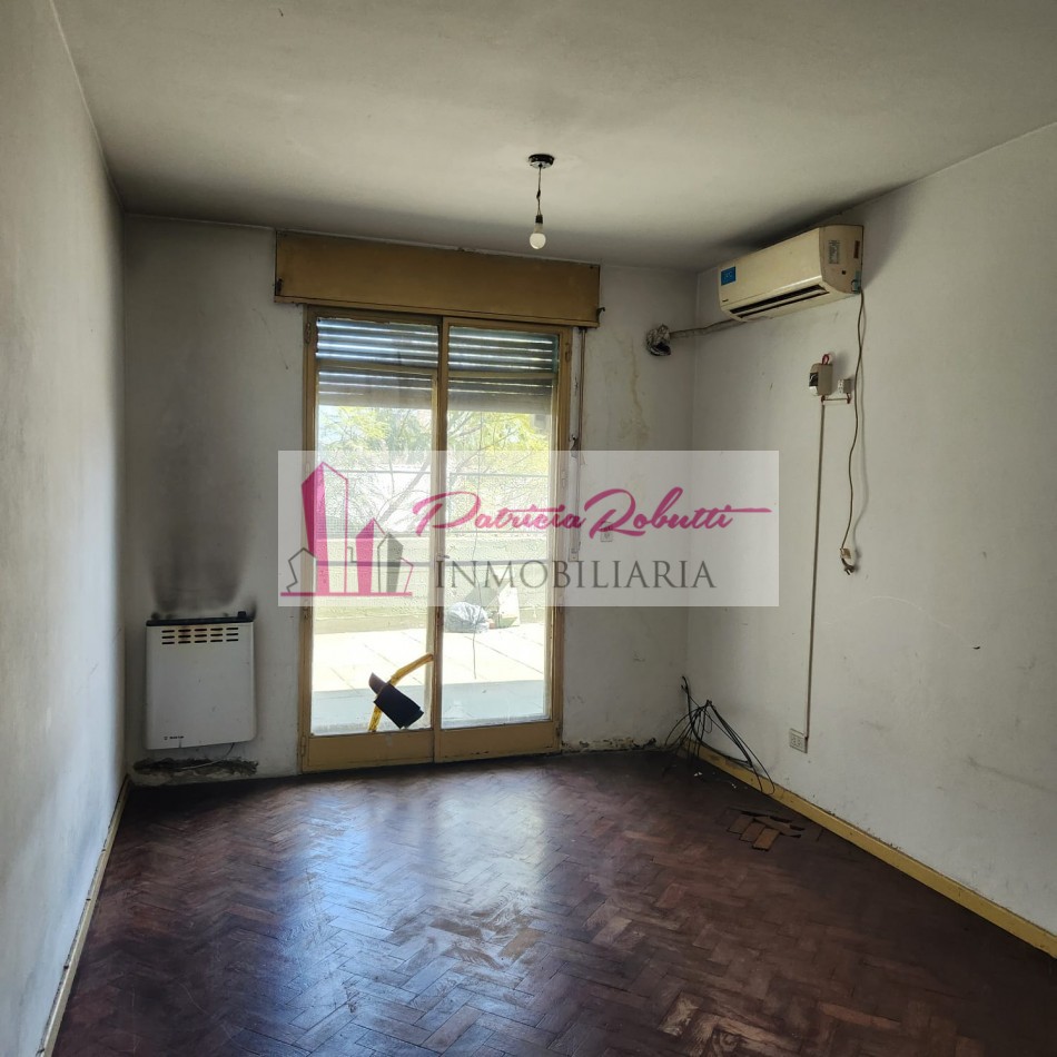 EN VENTA DEPARTAMENTO 3 AMBIENTES CON PATIO EN CENTRO COMERCIAL VILLA CELINA.