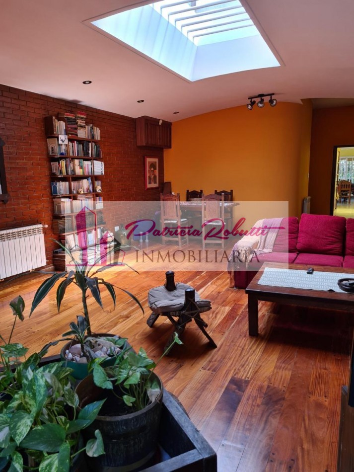 EN VENTA CASA 4 AMBIENTES EN VILLA LUGANO.