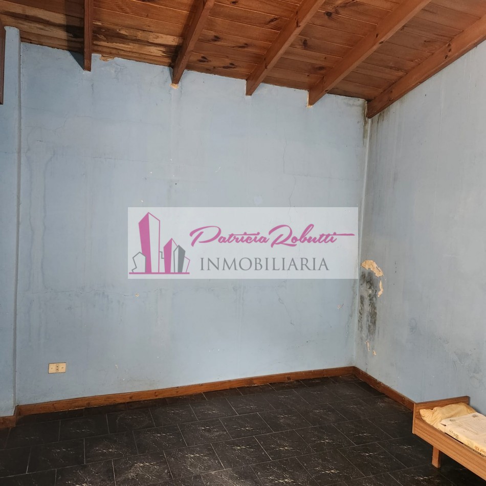EN VENTA CASA 5 AMBIENTES CON GARAGE Y PARQUE EN VILLA LUGANO- LOTE 8.66 X 31 OPORTUNIDAD!!