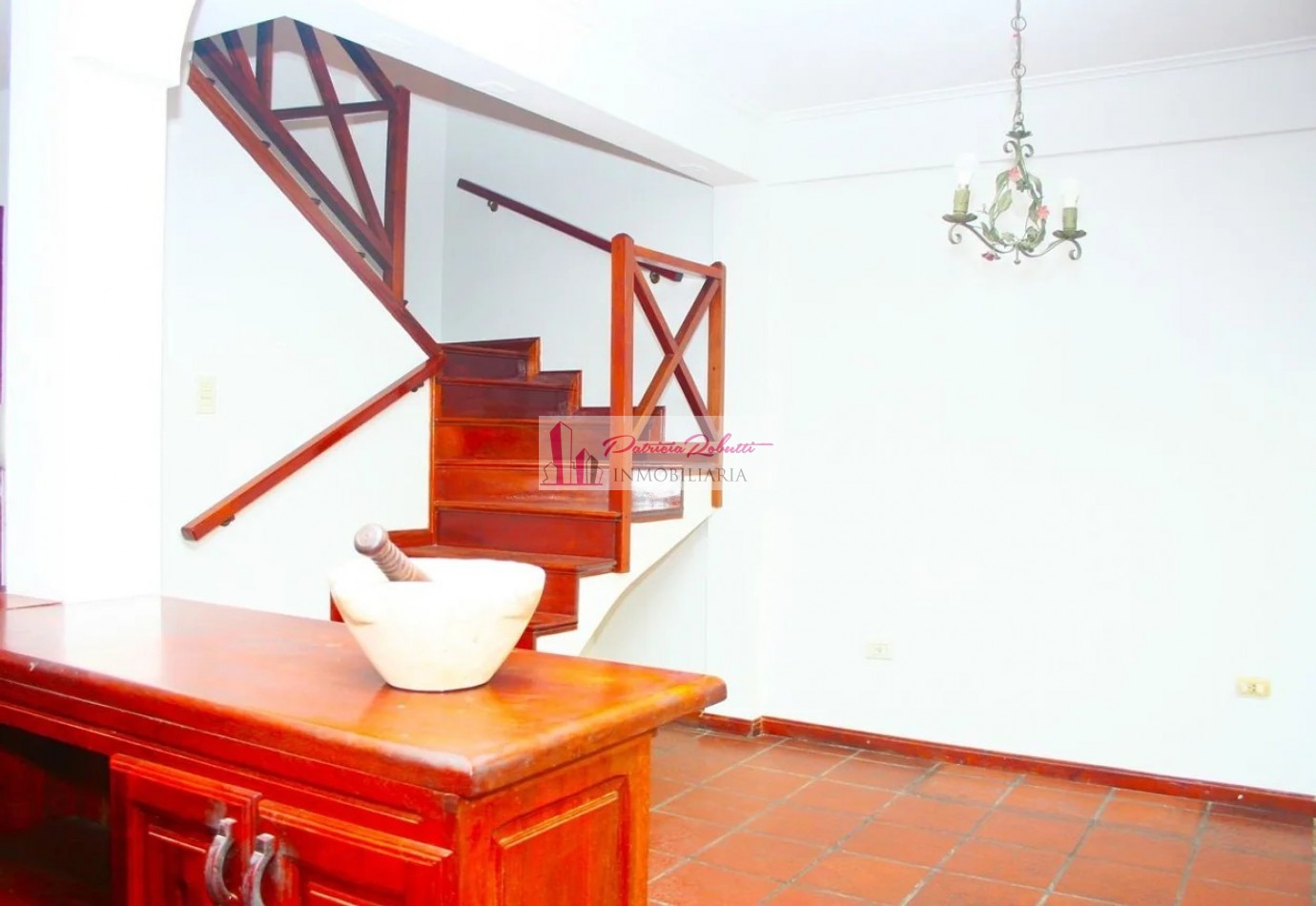 EN VENTA CASA TRIPLEX 4 AMBIENTES TAPIALES