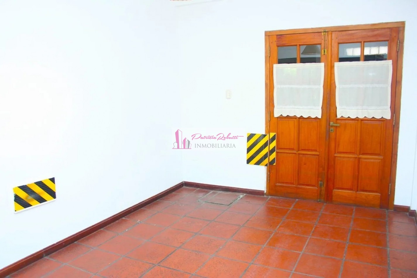 EN VENTA CASA TRIPLEX 4 AMBIENTES TAPIALES