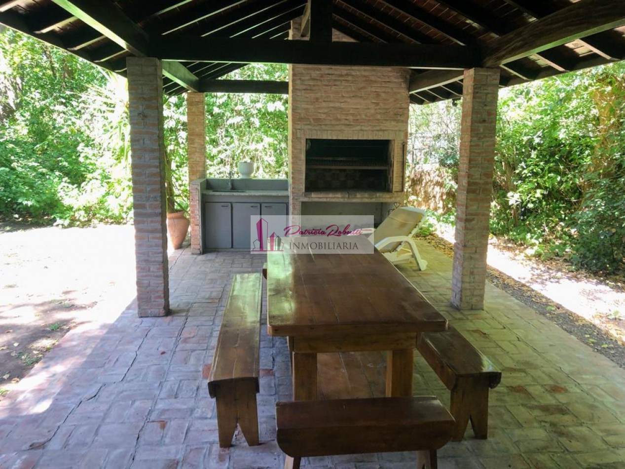 SE VENDE CASA 5 AMBIENTES CON PARQUE, PISCINA, CASA DE HUESPED GRAL. RODRIGUEZ