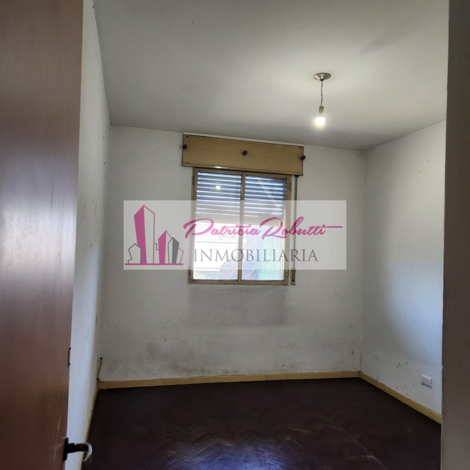 EN VENTA DEPARTAMENTO 3 AMBIENTES CON PATIO EN CENTRO COMERCIAL VILLA CELINA.