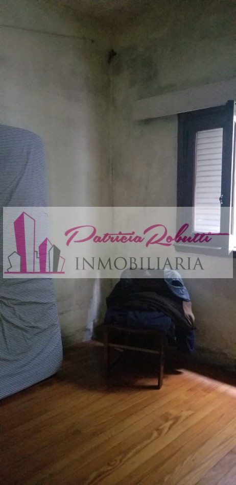 EN VENTA CASA 4 AMBIENTES EN VILLA LUGANO.
