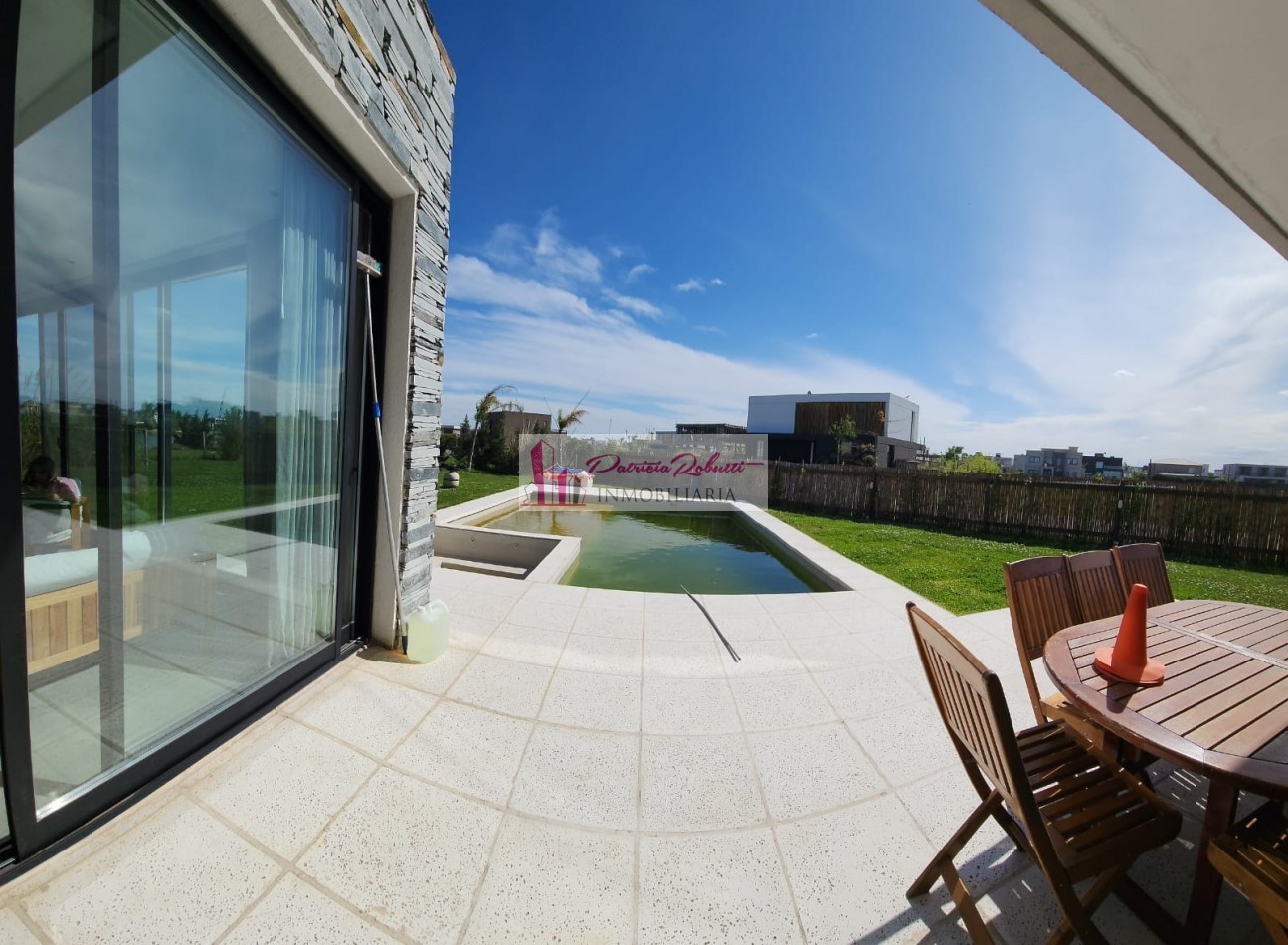 EN VENTA CASA 6 AMBIENTES CON PISCINA Y 2 COCHERAS EN BARRIO PRIVADO LAGOS DE CANNING