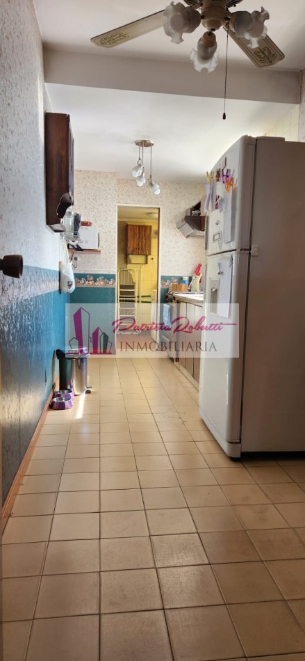EN VENTA DEPARTAMENTO 4 AMBIENTES CON DEPENDENCIA Y COCHERA