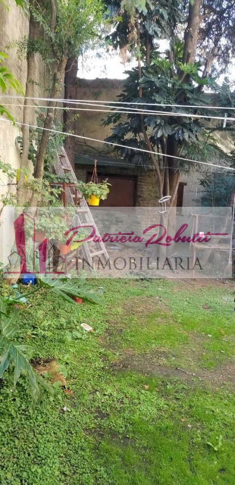 EN VENTA CASA 4 AMBIENTES EN VILLA LUGANO.