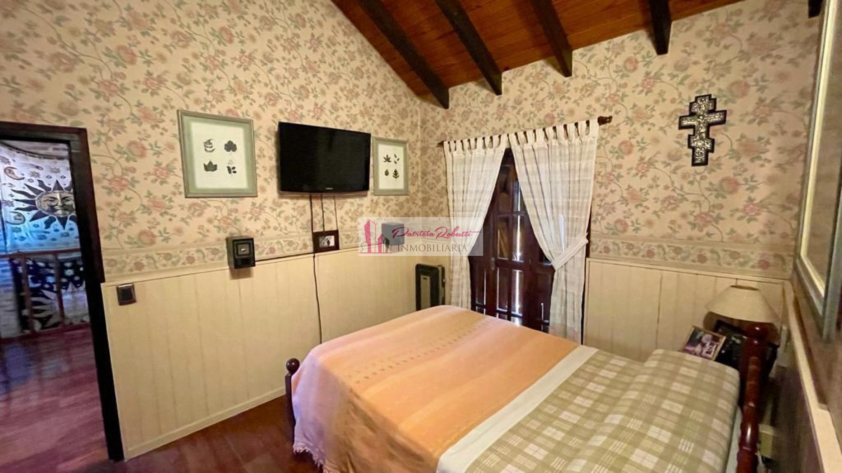 SE VENDE CASA 5 AMBIENTES CON PARQUE, PISCINA, CASA DE HUESPED GRAL. RODRIGUEZ