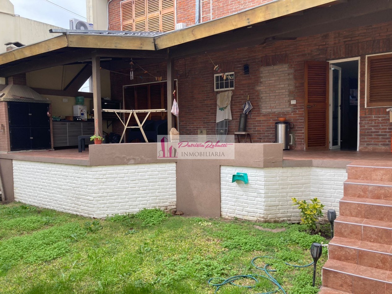 EN VENTA HERMOSA CASA 4 AMBIENTES CON GARAGE, JARDIN, QUINCHO Y PATIO SAN JUSTO