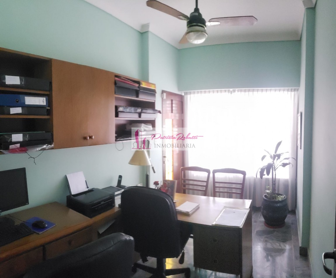 SE VENDE CASA 5 AMBIENTES CON PARQUE Y PISCINA VILLA CELINA
