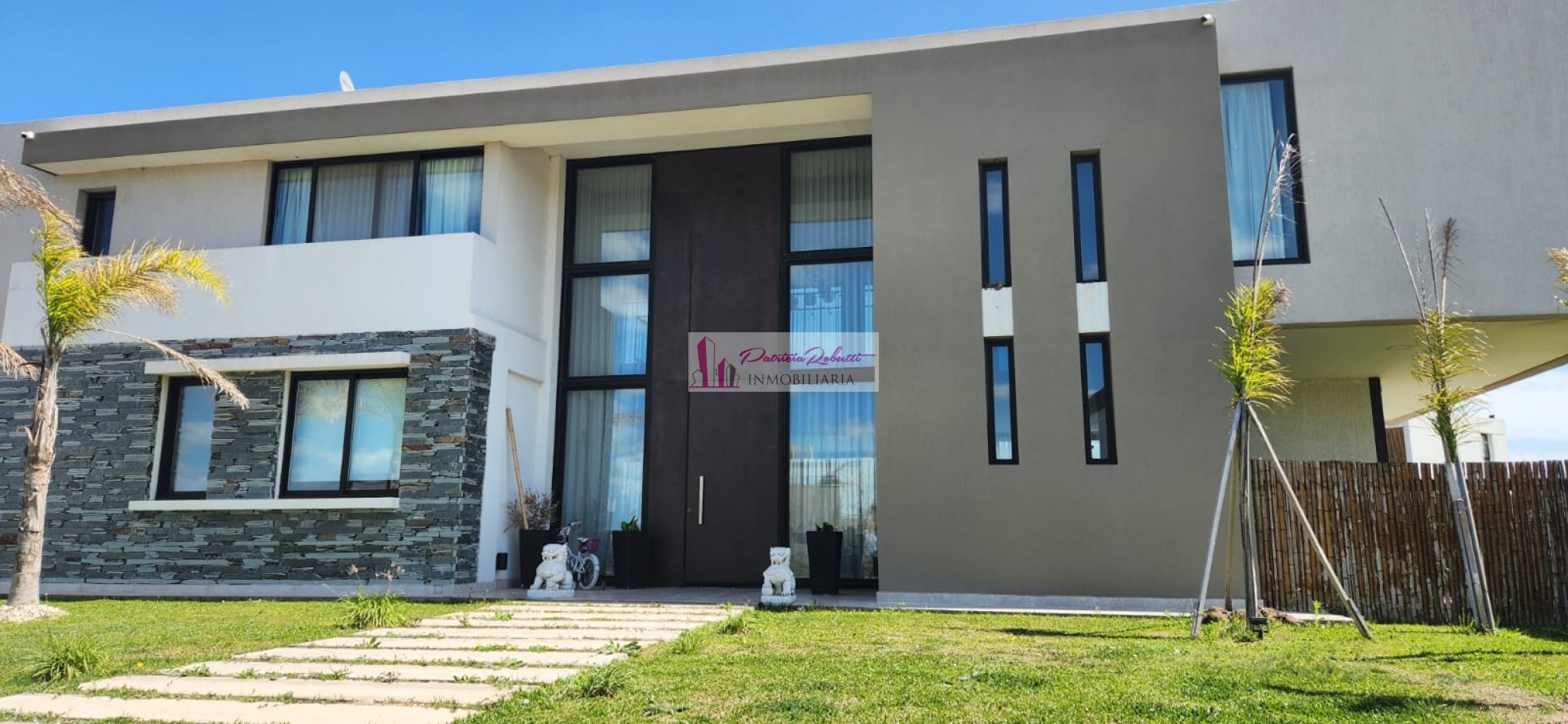 EN VENTA CASA 6 AMBIENTES CON PISCINA Y 2 COCHERAS EN BARRIO PRIVADO LAGOS DE CANNING