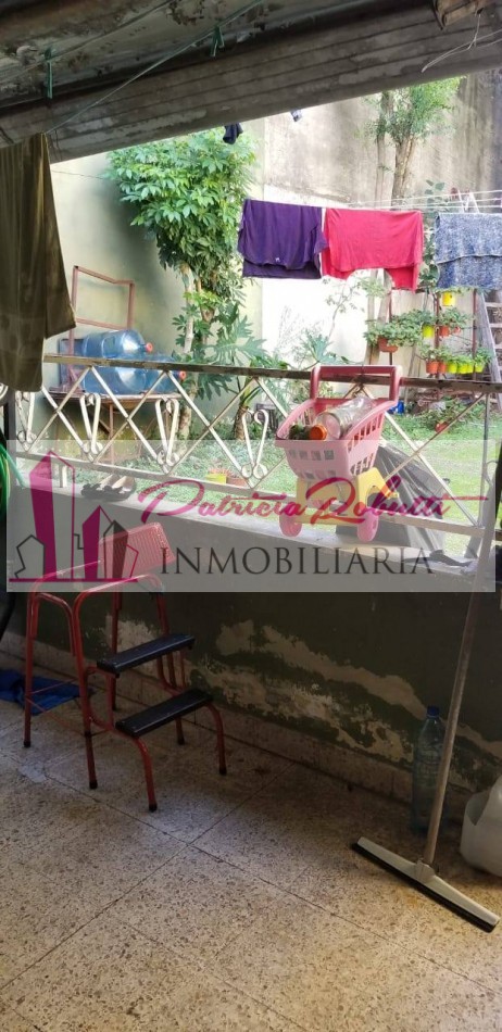 EN VENTA CASA 4 AMBIENTES EN VILLA LUGANO.
