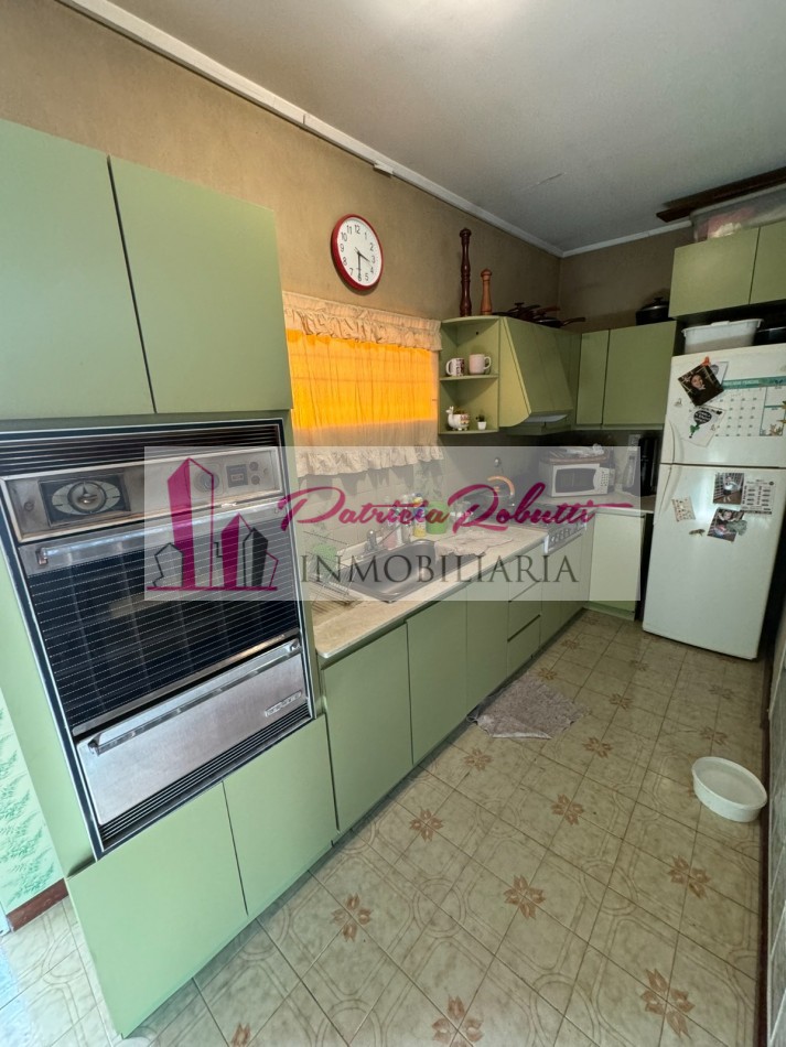 EN VENTA CASA MULTIFAMILIAR 6 AMBIENTES DISTRIBUIDA EN 2 CASAS VILLA INSUPERABLE.