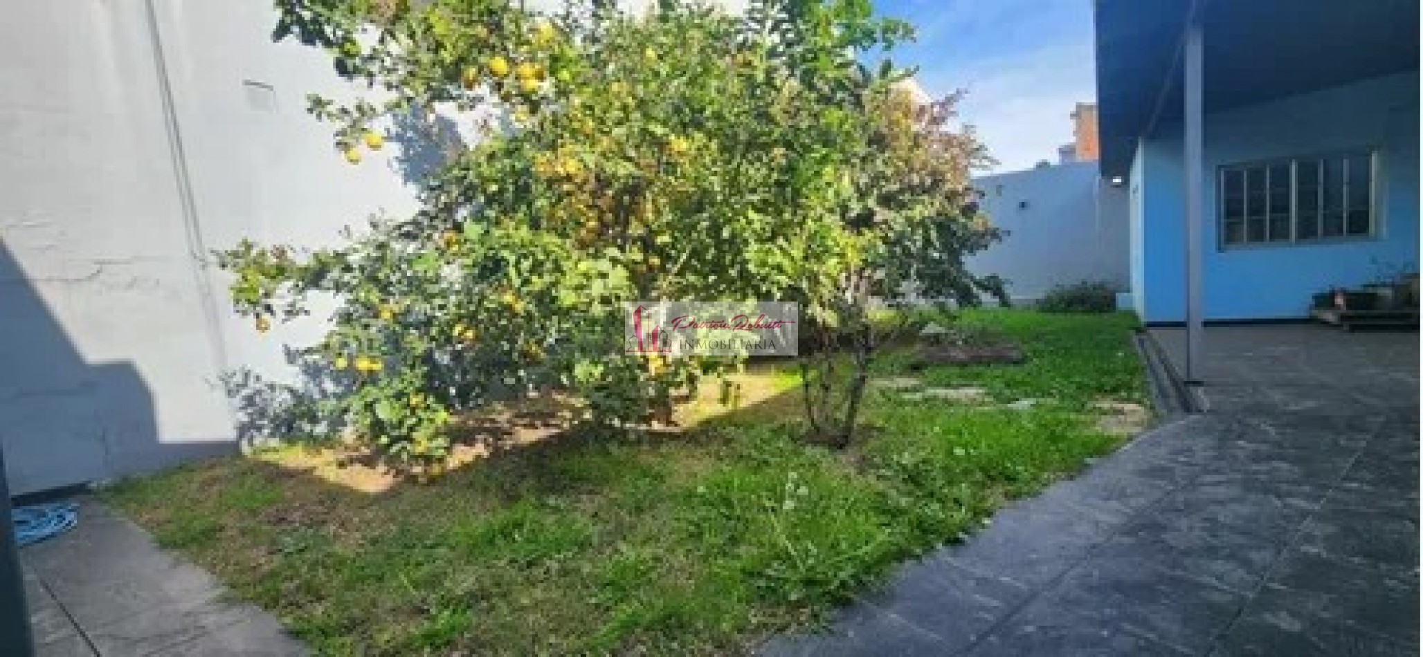 SE VENDE CASA 3 AMBIENTES CON GARAGE Y PARQUE TAPIALES