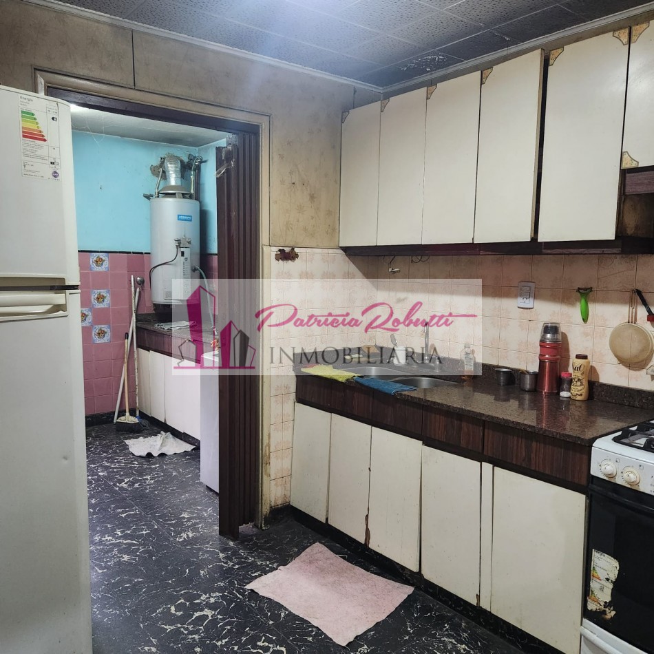 EN VENTA CASA 5 AMBIENTES CON GARAGE Y PARQUE EN VILLA LUGANO- LOTE 8.66 X 31 OPORTUNIDAD!!